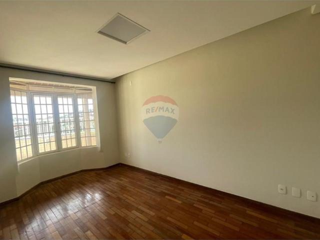 Casa para Aluguel com 4 quartos, 417 m² por R$ 10.000