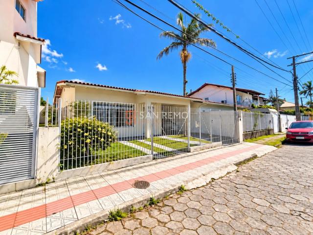 Casa para aluguel com 5 quartos, em Santa Mônica com 240 m²