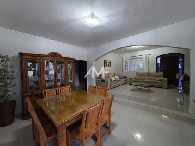 Casa para Aluguel com 5 quartos, 452 m² por R$ 8.500