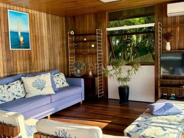 Casa para Aluguel com 6 quartos, 350 m² por R$ 28.000