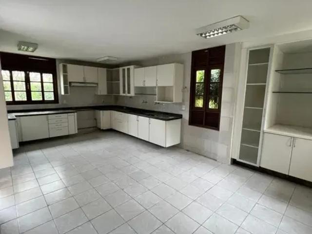 Casa para aluguel e venda tem 400 metros quadrados com 4 Q