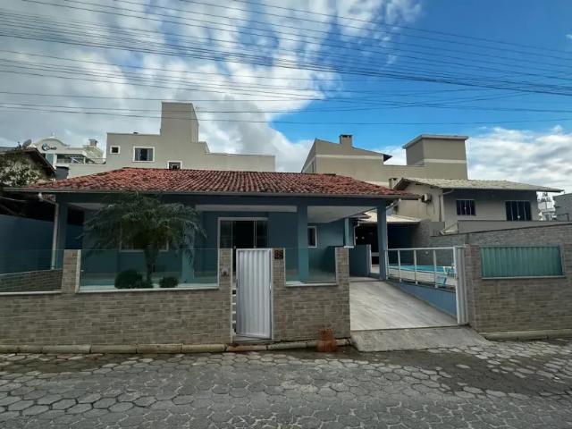 Casa para aluguel possui 200 metros quadrados com 4 quartos em Praia de Bombas Bombinhas SC