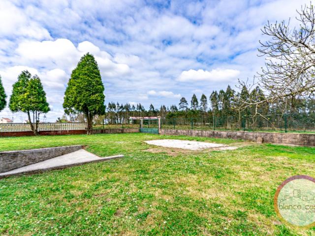 ¡Casa para ENTRAR a VIVIR con 3.843 m2 de TERRENO a tan solo 5,4 km de Carballo A Coruña !
