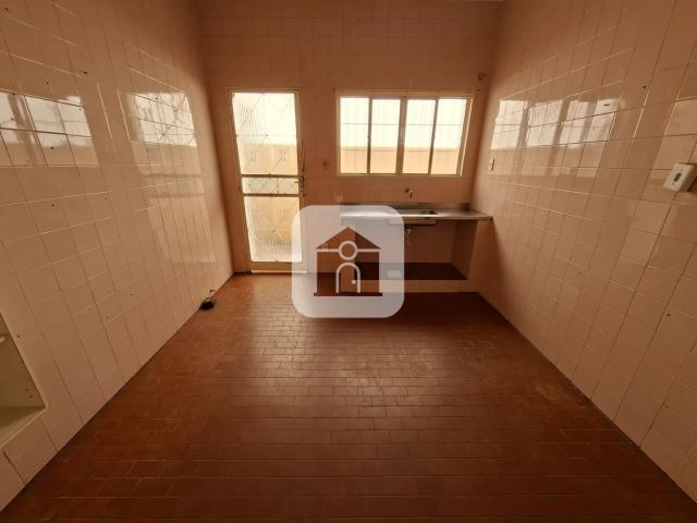 Casa para locação no bairro Cazeca