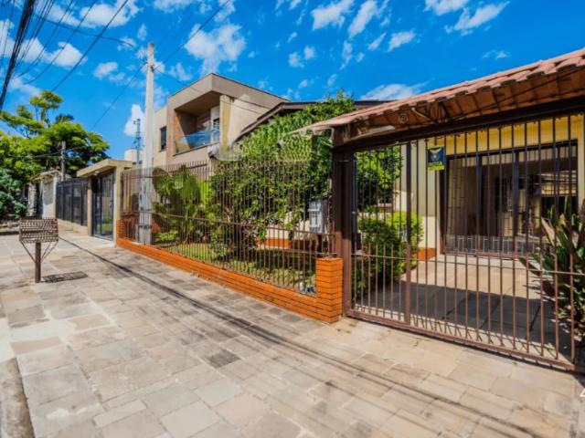 Casa para locação no bairro Cristo Rei, em São Leopoldo/RS, com 4 quartos, ampla e bem localizada p