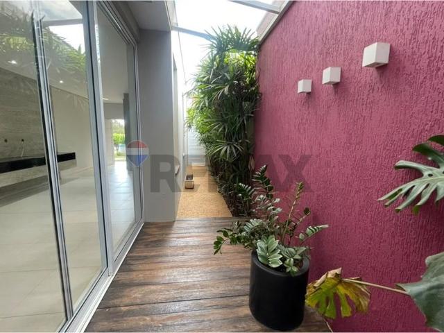 Casa para locação no condomínio Santa Olivia, 3 quartos, sendo 1 suíte, área gourmet com churrasqueira e 2 vagas de garagem