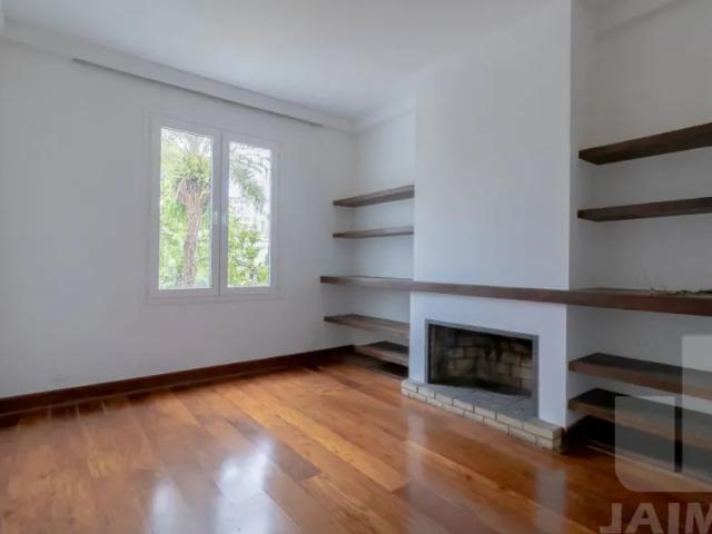 Casa para locação com 4 quartos, 3 banheiros e amplo terreno