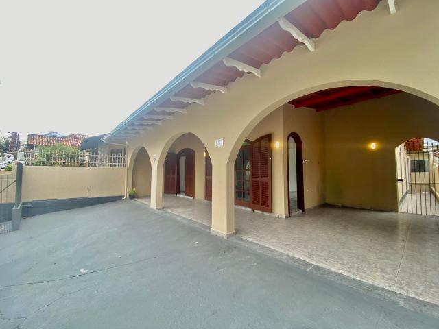 Casa para locação com 3 quartos na Trindade