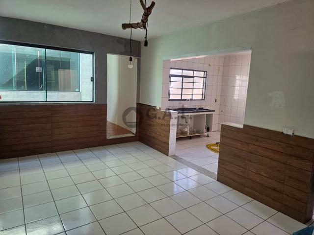 Casa para locação: Imóvel com 2 quartos, 2 salas, 1 banheiro, 5 vagas de garagem em Jardim Saira, Sorocaba SP. Confira!