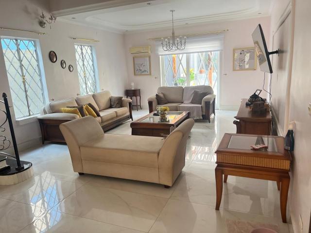 Casa para Locação, São José dos Campos / SP, bairro Jardim Apolo II, 4 dormitórios, sendo 2 suítes, 4 banheiros, 4 vagas de garagem, área total 360,00 m², área construída 280,00 m²