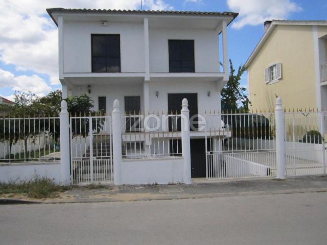 Casa para Reabilitação com terreno de 420 m² em Fernão Ferro