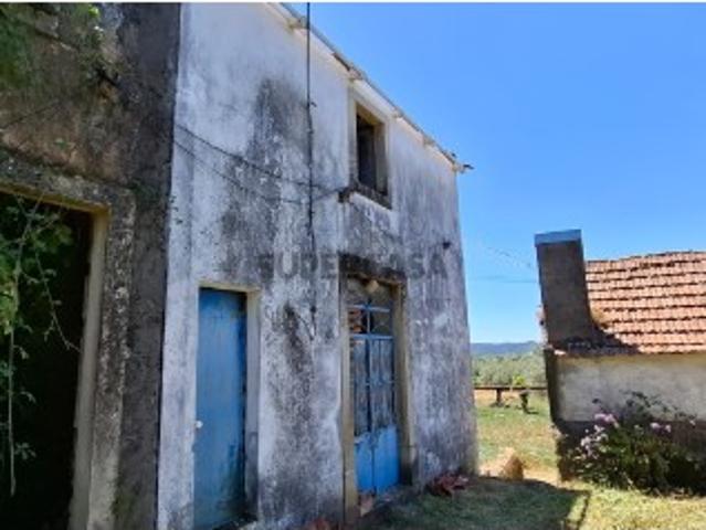 Casa para reabilitar c/ Terreno, Furo de Água em aldeia da freguesia de Areias e Pias em Ferreira do Zêzere