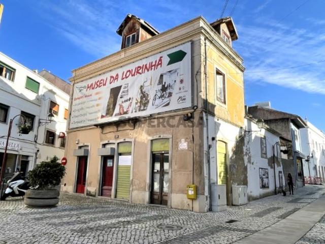 Casa para reabilitar na zona histórica da Lourinhã