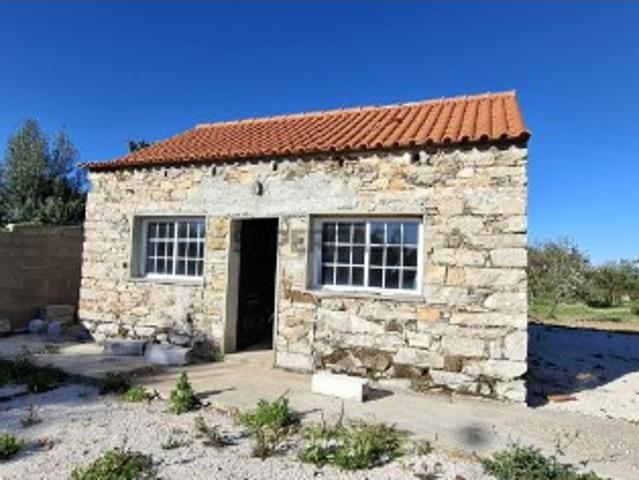 Casa para reconstrução em aldeia tranquila