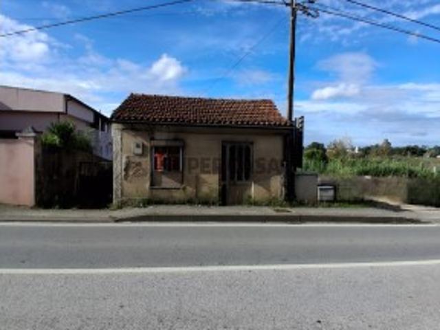 Casa para Reconstruir ou Demolir Excelente Localização na EN1