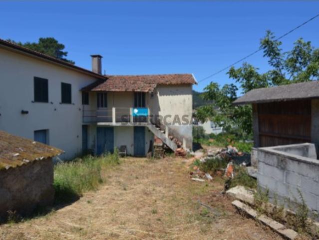 Casa para Reconstruir no centro da vila