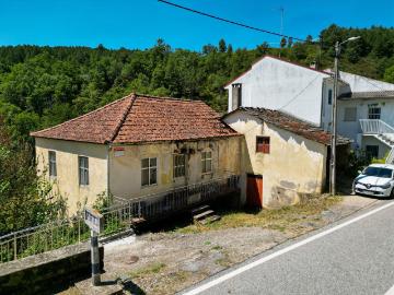 Casa para reconstruir na pitoresca aldeia do Portelo, em Bragança Oportunidade Única!