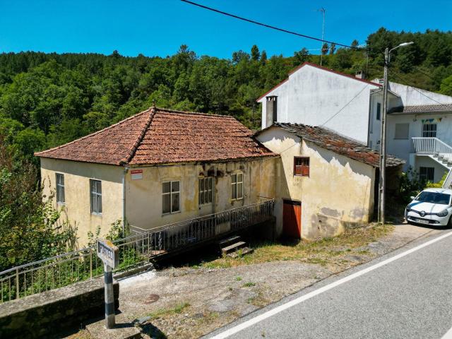 Casa para reconstruir na pitoresca aldeia do Portelo, em Bragança Oportunidade Única!