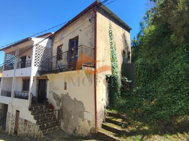 Casa para recuperar no centro de Vila Cova de Alva Arganil