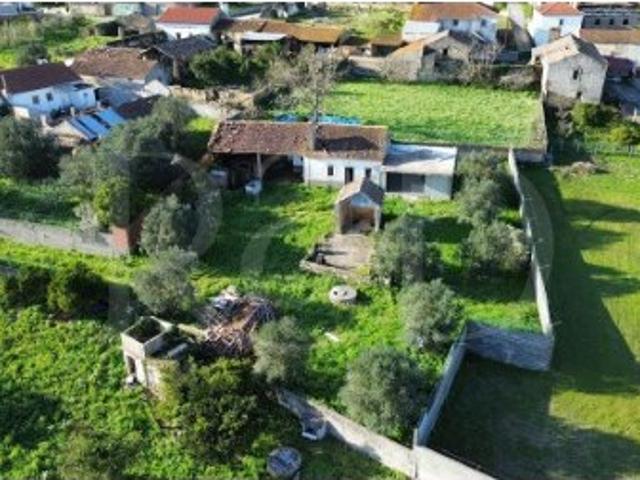 Casa antiga para recuperar com 1240 m2 de terreno