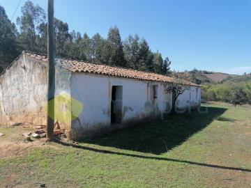 Casa para recuperar com vários terrenos. House to recover with several plots. Maison à récupérer avec plusieurs parcelles