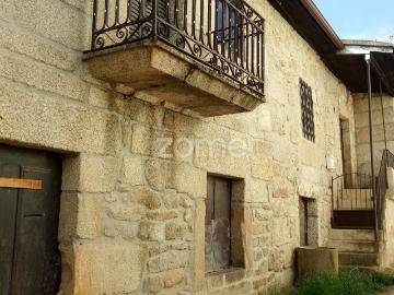 Casa para Reforma com Ruínas e Quintal em Presandães – Alijó