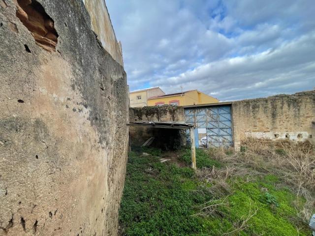 CASA PARA REFORMAR CON GRAN PATIO EN ARROYO DE LA LUZ