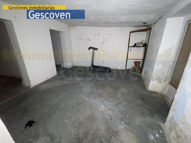 CASA PARA REFORMAR CON PATIO Y OTRAS EDIFICACIONES