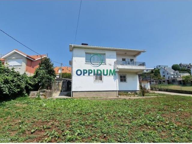 Casa para reformar en Montrove, Oleiros – 244 m2 sobre parcela de 1.041 m2 segregable
