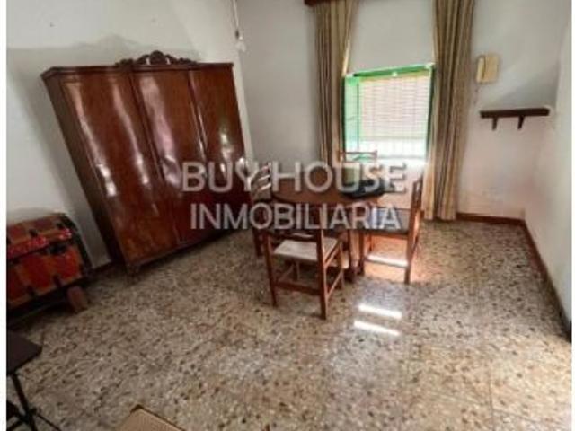 CASA PARA REFORMAR EN PLENO CENTRO DE CAMARENILLA CON PATIO