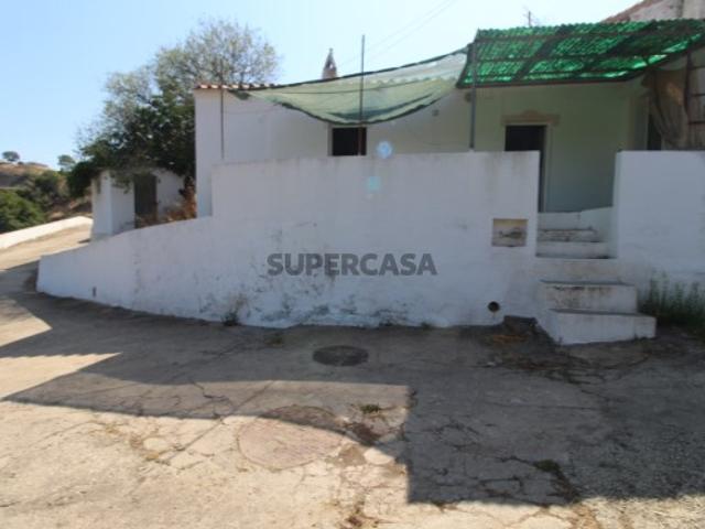 Casa para remodelar, com 119 m² de construção e 112 m² de terreno, numa localização privilegiada em frente à Ribeira de Odeleite