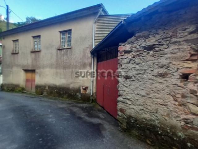 Casa para Remodelar com Logradouro em Trezoi, Mortágua