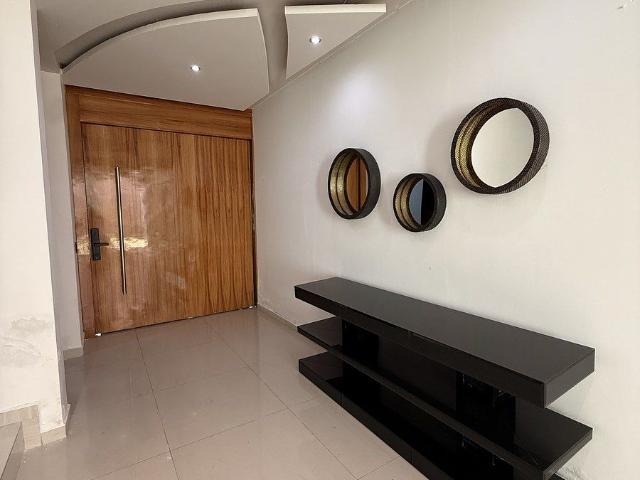 Casa sobre avenida principal