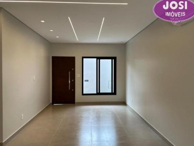 Casa para venda com 3 suítes, 243 m² de construção, no Centro de Alfenas/MG