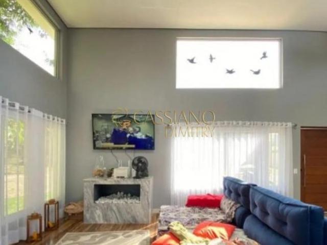 Casa para venda e locação de 205m² | 03 dormitórios, sendo 01 suíte e 02 vagas de garagem | Condomín