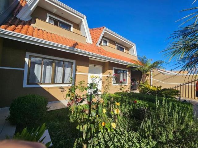 Casa para venda em Costeira de 264.00m² com 5 Quartos, 1 Suite e 5 Garagens