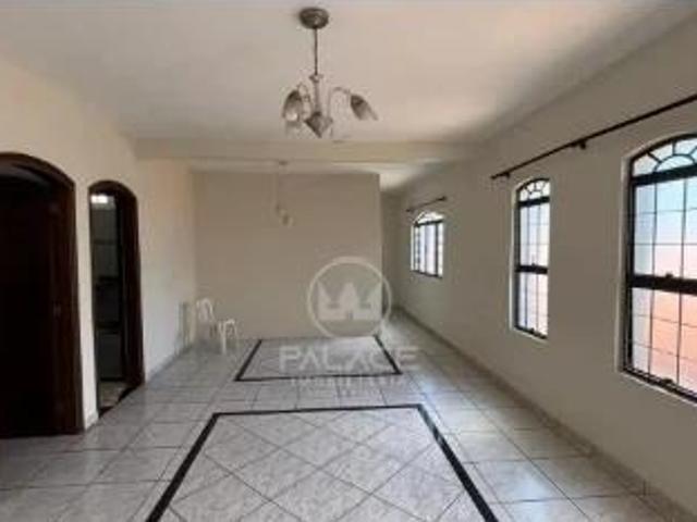Casa para venda em Castelinho de 200.00m² com 3 Quartos, 1 Suite e 2 Garagens
