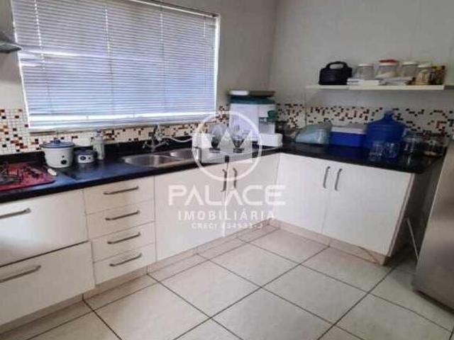 Casa para venda em Castelinho de 249.00m² com 3 Quartos, 1 Suite e 2 Garagens