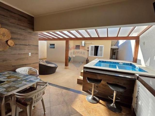 Casa para venda em Centro de 234.69m² com 4 Quartos, 1 Suite e 4 Garagens