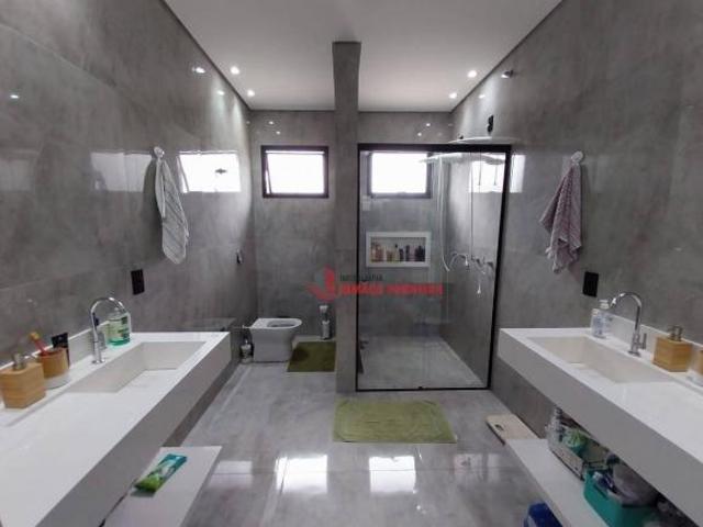 Casa para venda em Avenida Parque de 210.00m² com 3 Quartos, 1 Suite e 3 Garagens