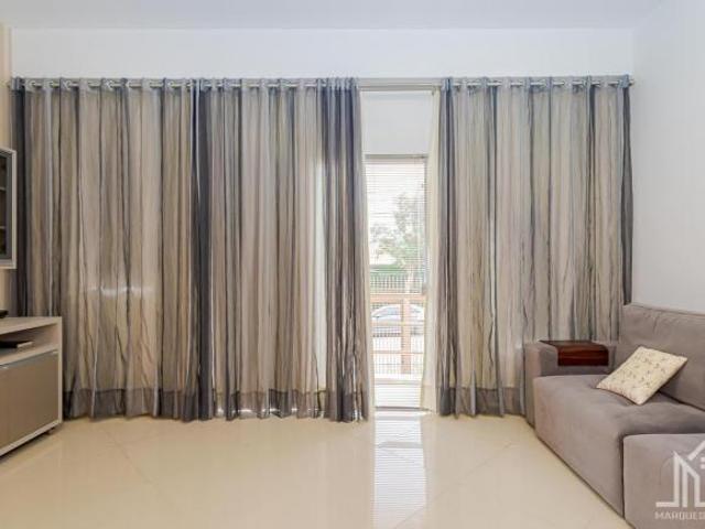 Casa para venda em Guabirotuba de 241.00m² com 3 Quartos, 1 Suite e 5 Garagens