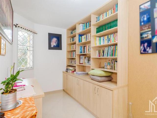 Casa para venda em Guabirotuba de 241.00m² com 3 Quartos, 1 Suite e 5 Garagens