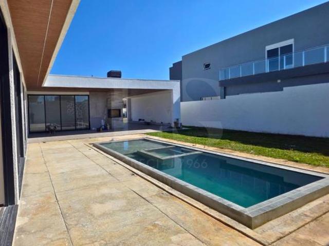Casa para Venda em Guarapuava, Boqueirão, 4 dormitórios, 4 suítes, 6 banheiros, 2 vagas