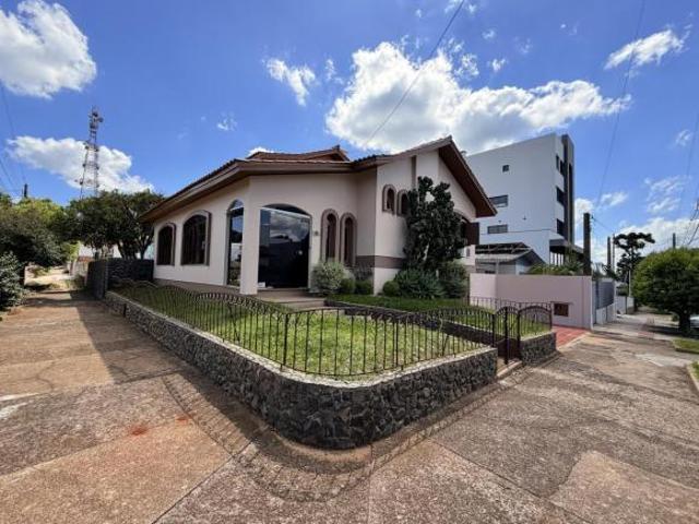 Casa para Venda em Erechim, Centro, 3 dormitórios, 1 suíte, 4 banheiros, 4 vagas