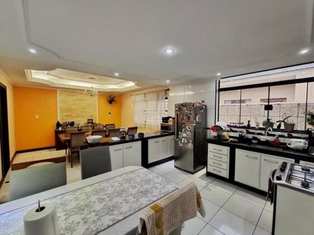 Casa para venda em Jardim Ana Claudia de 180.00m² com 3 Quartos, 1 Suite e 3 Garagens