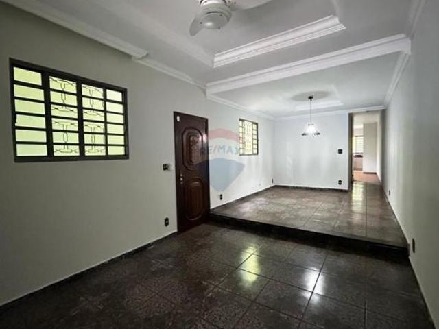 Casa para venda em Jardim Antártica de 193.50m² com 3 Quartos, 1 Suite e 2 Garagens