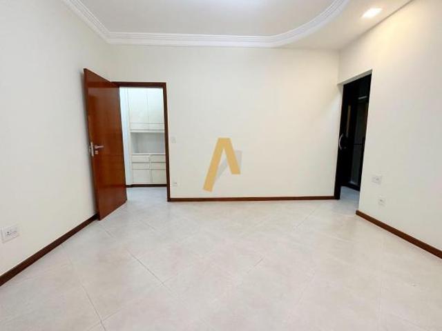 Casa para venda em Jardim Antártica de 324.00m² com 5 Quartos, 3 Suites e 6 Garagens