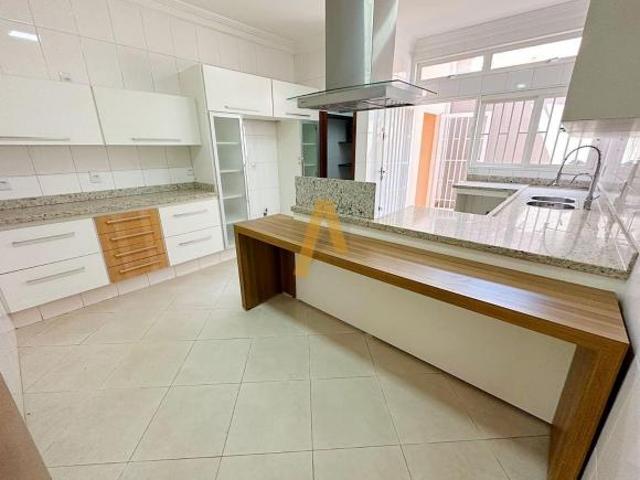 Casa para venda em Jardim Antártica de 324.00m² com 5 Quartos, 3 Suites e 6 Garagens