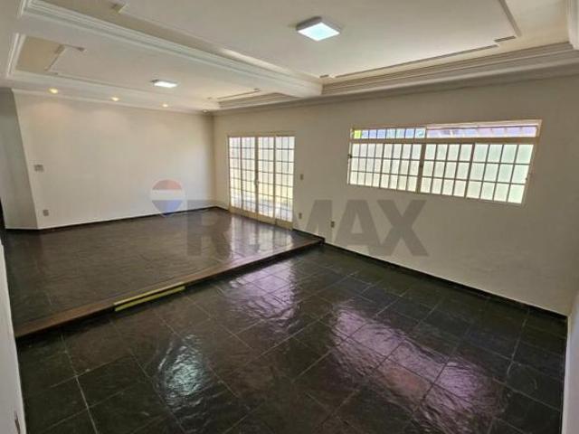 Casa para venda em Jardim Arapuã de 220.70m² com 3 Quartos, 1 Suite e 4 Garagens