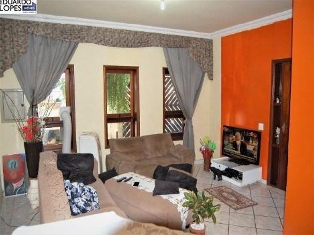Casa para venda em Jardim Regina de 255.45m² com 3 Quartos, 2 Suites e 4 Garagens
